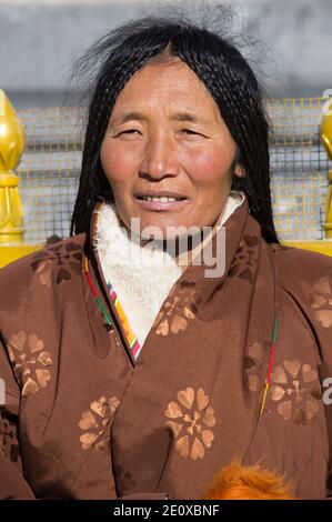 Donna tibetana locale a Lusar Foto Stock