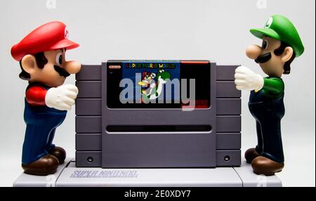 Mario e Luigi mettono Super Mario World in un SNES Foto Stock