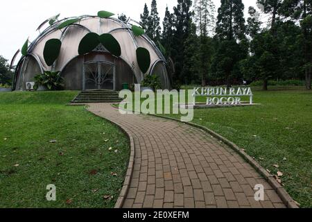 Bogor, Indonesia. 02 gennaio 2021. Un edificio per fiori rari al Giardino Botanico di Bogor, Giava Occidentale, Indonesia, il 2 gennaio 2021. (Foto di Adriana/INA Photo Agency/Sipa USA) Credit: Sipa USA/Alamy Live News Foto Stock