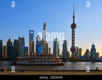 Vecchio e nuovo, barca che passa di fronte allo skyline di Pudong a Shanghai Gennaio 2021 Foto Stock