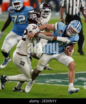 Miami, Stati Uniti. 02 gennaio 2021. North Carolina Tar Heels quarterback Sam Howell (7) è sotto pressione il linebacker a&M del Texas Andre White Jr. (32) durante la seconda metà della partita di football Orange Bowl all'Hard Rock Stadium di Miami, sabato 2 gennaio 2021. Foto di Hans Deryk/UPI Credit: UPI/Alamy Live News Foto Stock