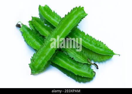 Leguminosae vegetale o fagiolo verde su sfondo bianco Foto Stock