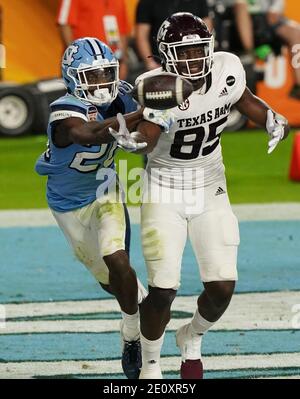 Miami, Stati Uniti. 02 gennaio 2021. Texas A&M Aggies Tight End Jalen Wydermyer (85) non è in grado di effettuare un tentativo di touchdown ricezione sotto pressione da parte del North Carolina Tar Heels difensivo indietro Tony Grimes (20) durante la seconda metà della partita di calcio Orange Bowl all'Hard Rock Stadium di Miami, sabato 2 gennaio 2021. Foto di Hans Deryk/UPI Credit: UPI/Alamy Live News Foto Stock