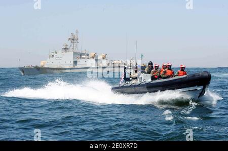 I marinai liberiani partono dalla nave di pattuglia della marina mauritana Limam Elhadrami (P601) a bordo di una barca gonfiabile a scafo rigido della Royal Navy il 11 marzo 2013, a Dakar, Senegal, dopo aver effettuato un'esercitazione d'imbarco Foto Stock