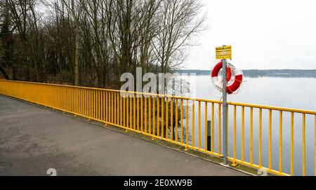 Brigata dei vigili del fuoco di Berlino Lifebuoy su un ponte sul lago Tegel, Germania Foto Stock