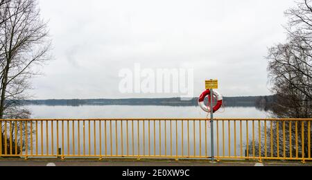 Brigata dei vigili del fuoco di Berlino Lifebuoy su un ponte sul lago Tegel, Germania Foto Stock