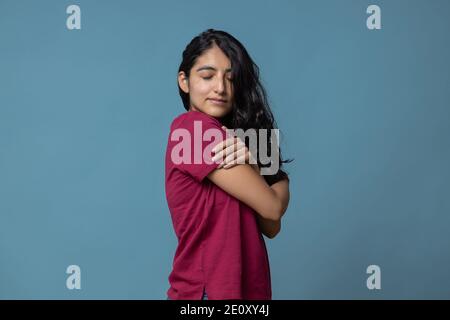 Concetto di giorno e amore di San Valentino. Uomo sicuro e bello in tuta  che tiene bouquet di rose, guardando la macchina fotografica, in piedi su  sfondo bianco Foto stock - Alamy