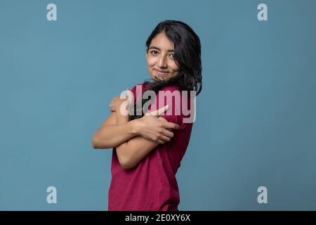 Donna latina messicana che si sta zalcando, giorno di San Valentino, concetto di amore di sé Foto Stock