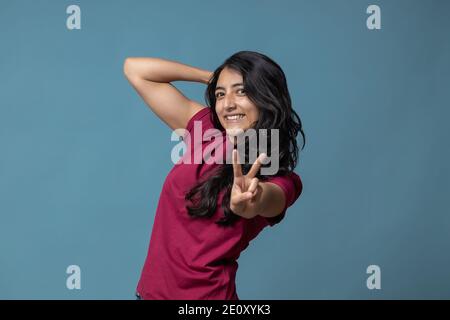 Donna latina messicana che fa segno di pace con le mani Foto Stock