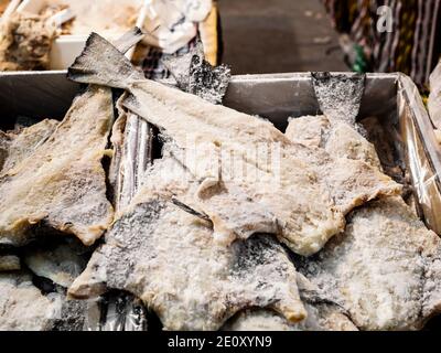 Bulk di pesce di merluzzo salato ed essiccato in UN mercato Sala Foto Stock