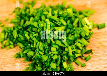 Erba cipollina, Fesh Cut foglie in un Closeup Foto Stock