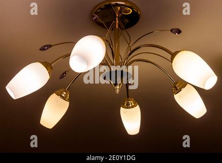 Il lampadario della camera pende dal soffitto del soggiorno. Foto Stock