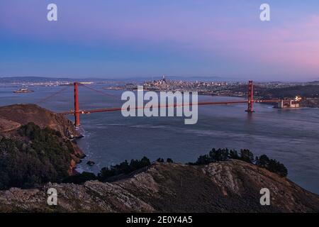 Golden Gate Bridge all'ora blu Foto Stock