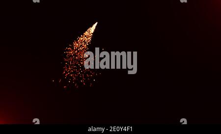 Particelle di fuoco astratte o esplosioni di fuoco con movimento dinamico e luce incandescente isolata su sfondo nero, sfondo fuochi d'artificio, particelle di fuoco. Foto Stock