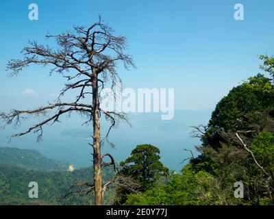 Una vista del Mare interno di Seto in una frizzante giornata estiva dall'Osservatorio di Shishiiiiwa sul Monte Misen, Isola di Miyajima (Itsukushima), Giappone. Foto Stock