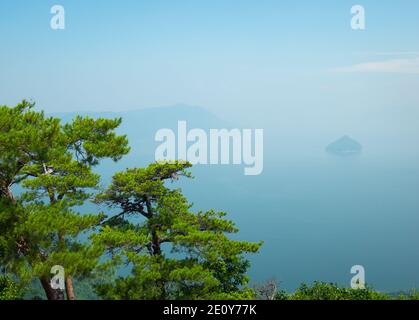 Una vista del Mare interno di Seto in una frizzante giornata estiva dall'Osservatorio di Shishiiiiwa sul Monte Misen, Isola di Miyajima (Itsukushima), Giappone. Foto Stock