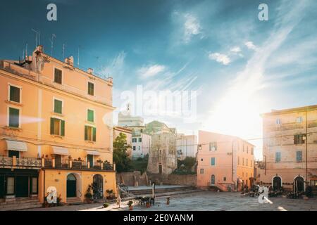 Terracina, Italia. Piazza Municipio e la vista del Castello Frangipane In Città Alta in Sunset orario di alba Foto Stock