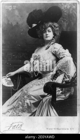 Lillian Russell, tre quarti di lunghezza verticale, rivolto verso sinistra Foto Stock