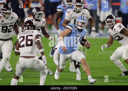 2 gennaio 2021: North Carolina Tar Heels quarterback Sam Howell (7) corre la palla durante l'87th Capital One Orange Bowl all'Hard Rock Stadium di Miami Gardens, Florida Credit: Cory Knowlton/ZUMA Wire/Alamy Live News Foto Stock