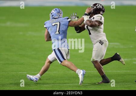 2 gennaio 2021: North Carolina Tar Heels quarterback Sam Howell (7) corre la palla durante l'87th Capital One Orange Bowl all'Hard Rock Stadium di Miami Gardens, Florida Credit: Cory Knowlton/ZUMA Wire/Alamy Live News Foto Stock