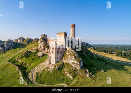 Olsztyn, Slesia, Polonia. Rovine del castello reale medievale sulle rocce calcaree in polacco Jurassic Highland vicino a Czestochowa. Vista aerea all'alba l Foto Stock