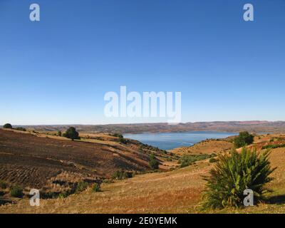 La vista panoramica del lago nelle montagne dell'Atlante, Marocco Foto Stock