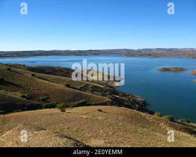 La vista panoramica del lago nelle montagne dell'Atlante, Marocco Foto Stock