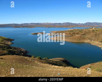 La vista panoramica del lago nelle montagne dell'Atlante, Marocco Foto Stock