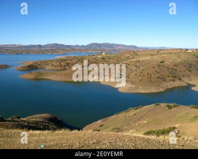 La vista panoramica del lago nelle montagne dell'Atlante, Marocco Foto Stock