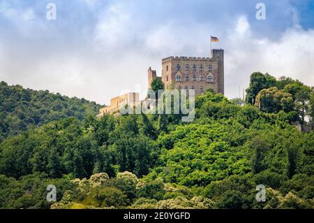 Un punto di riferimento storico vicino a Neustadt an der Weinstrasse Strada del vino tedesco o strada del vino meridionale nel Palatinato meridionale (Südpfalz) Foto Stock