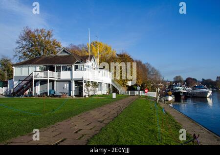 Bourne End, Regno Unito - 5 novembre 2020: Vista lungo le rive del Tamigi nel Buckinghamshire con il caratteristico Upper Thames Sailing Club immerso Foto Stock