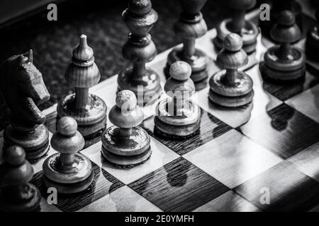 I pezzi di scacchi sono posti nella posizione di partenza. Foto in bianco e nero. Foto Stock