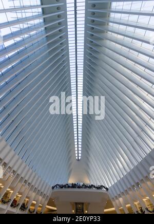 New York City, NY (USA) - 16 novembre 2019: Struttura del tetto dell'Oculus all'interno della Stazione del World Trade Center. Foto Stock