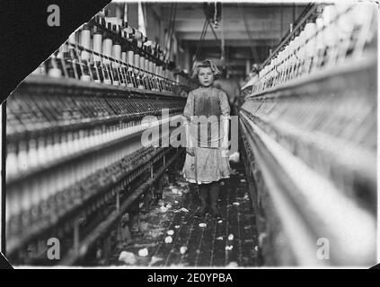 Piccolo spinner in Globe Cotton Mill. Il sovrintendente ha detto che è stata impiegata regolarmente là. Augusta, Georgia, gennaio 1909. Foto Stock