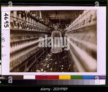 Piccolo spinner in Globe Cotton Mill, Augusta, GA. Overseer ha detto che è stata regolarmente impiegata. Foto Stock