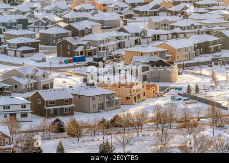 Paesaggio di quartiere nel terreno soleggiato coperto neve valle in inverno Foto Stock