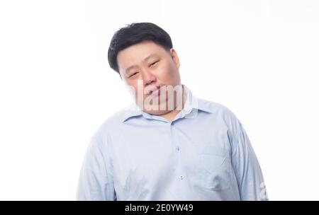 Ritratto di giovane uomo d'affari asiatico grasso con faccia divertente isolato su sfondo bianco. Foto Stock