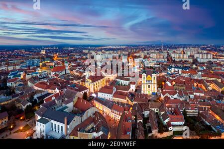 Foto aerea del centro storico di Szekesfehervar in Ungheria. Gli splendidi edifici storici includono chiese, statue e monumenti. Foto Stock