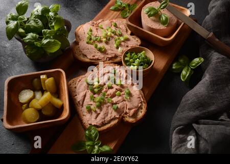 Panini con pollo o pate di fegato d'oca su un piatto Foto Stock