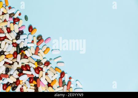 Assortiti medicina farmaceutica pillole, compresse e capsule su sfondo blu Foto Stock
