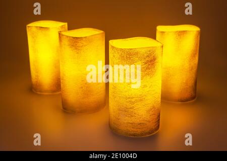 Quattro candele di cera LED dorate Foto Stock