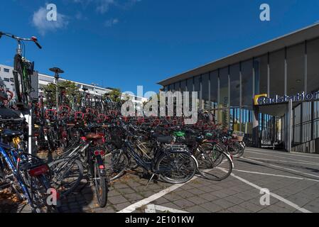 Biciclette di fronte alla stazione per biciclette, parcheggio per biciclette, di fronte alla stazione principale, Münster, Nord Reno-Westfalia, Germania, Europa Foto Stock