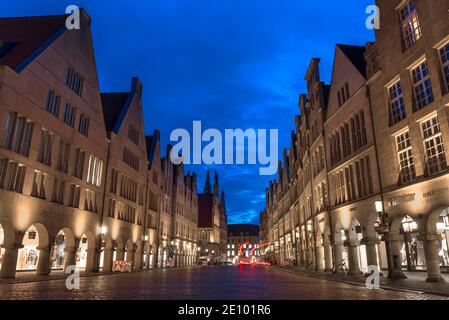 Case storiche illuminate con tetto in serata all'ora blu, Prinzipalmarkt, Münster, Nord Reno-Westfalia, Germania, Europa Foto Stock