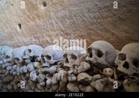 Teschi nel Cimitero delle Fontanelle di Napoli (Italia) Foto Stock