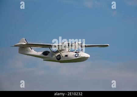 PBY Catalina Aircraft consolidato in volo, Cambridgeshire, Inghilterra, Regno Unito, Europa Foto Stock