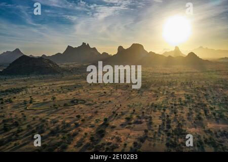 Aerial del bellissimo scenario di montagna, il Sahel, Ciad, Africa Foto Stock