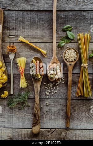 Pasta varia su cucchiai di legno Foto Stock