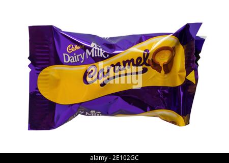 Cadbury latte caseario cioccolato al caramello da scatola di Cadbury Heroes cioccolatini isolati su sfondo bianco - eroi cioccolato Foto Stock