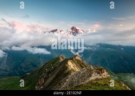 Vista dalla Edelweißspitze alla Großer Wiesbachhorn, Grossglockner High Alpine Road, Hohe Tauern, provincia di Salisburgo, Austria, Europa Foto Stock