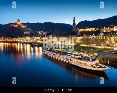 Vista sulla città di Cochem alla Mosella con il castello di Reichsburg, vista notturna, Cochem, Renania-Palatinato, Germania, Europa Foto Stock